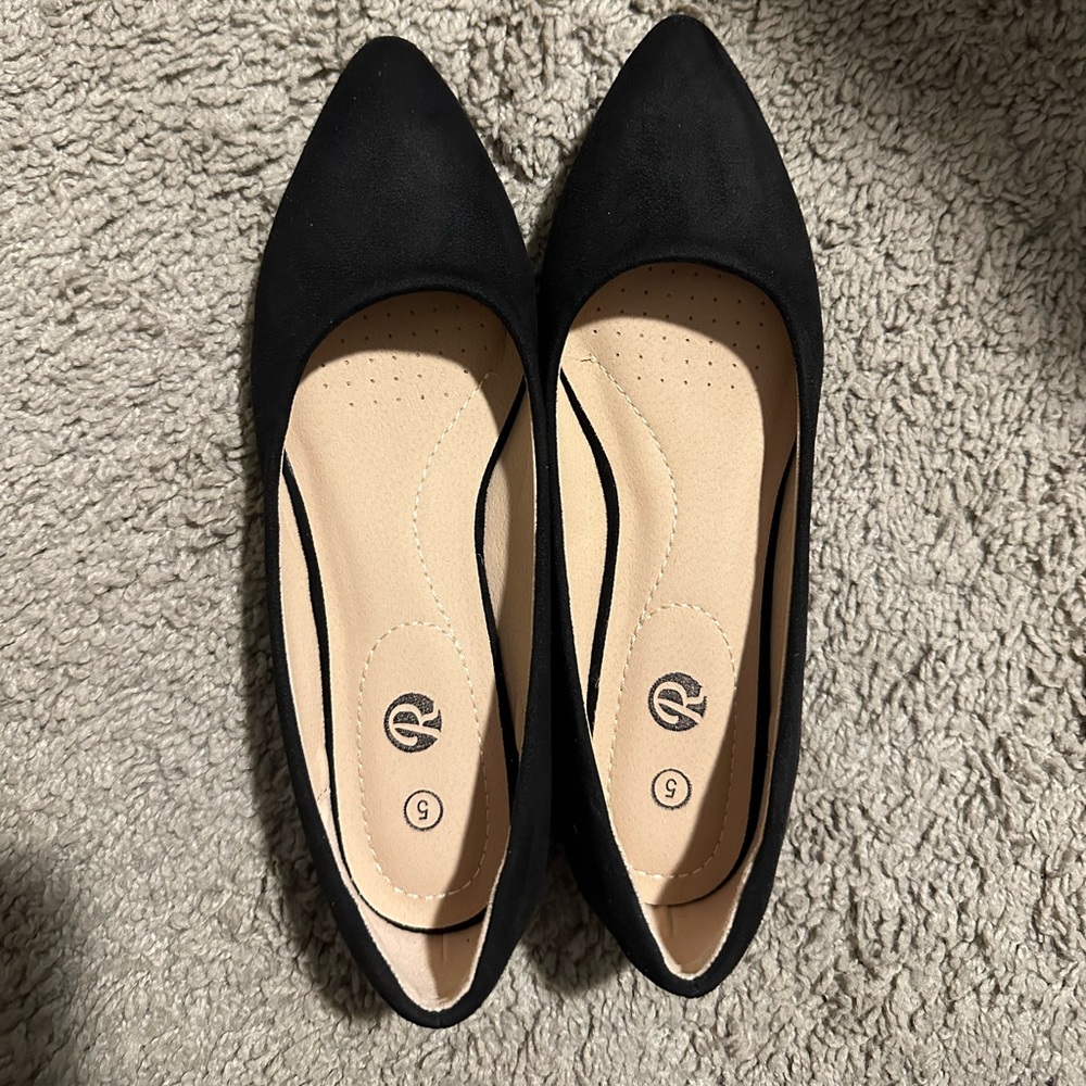 Women’s size 5. Black suede pointed toe flats. Ordered from Amazon. Never worn.